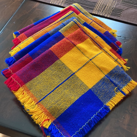 Colorful tablecloth with 6 matching napkins - Picture 2 of 2